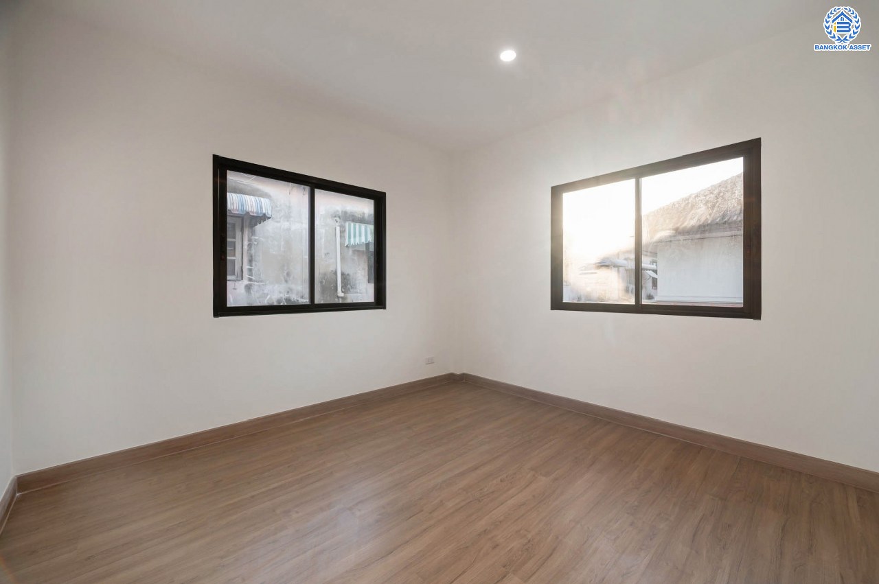 บ้านมือสองตกแต่งใหม่ โครงการ ชัยพัฒน์ เพิ่มสิน บ้านเดี่ยวหลังใหญ่ เนื้อที่ 63.8 ตร.ว. ฟังก์ชัน 3 ห้องนอน 2 ห้องน้ำ พร้อมห้องอเนกประสงค์ชั้นล่าง 1 ห้อง จอดรถได้ 1 คัน บนทำเลเดินทางสะดวก เชื่อมต่อถ.สายไหม, ถ.พหลโยธิน ใกล้สนามบินดอนเมือง และ ใกล้จุดขึ้นทางด่วน"ฉลองรัช"...